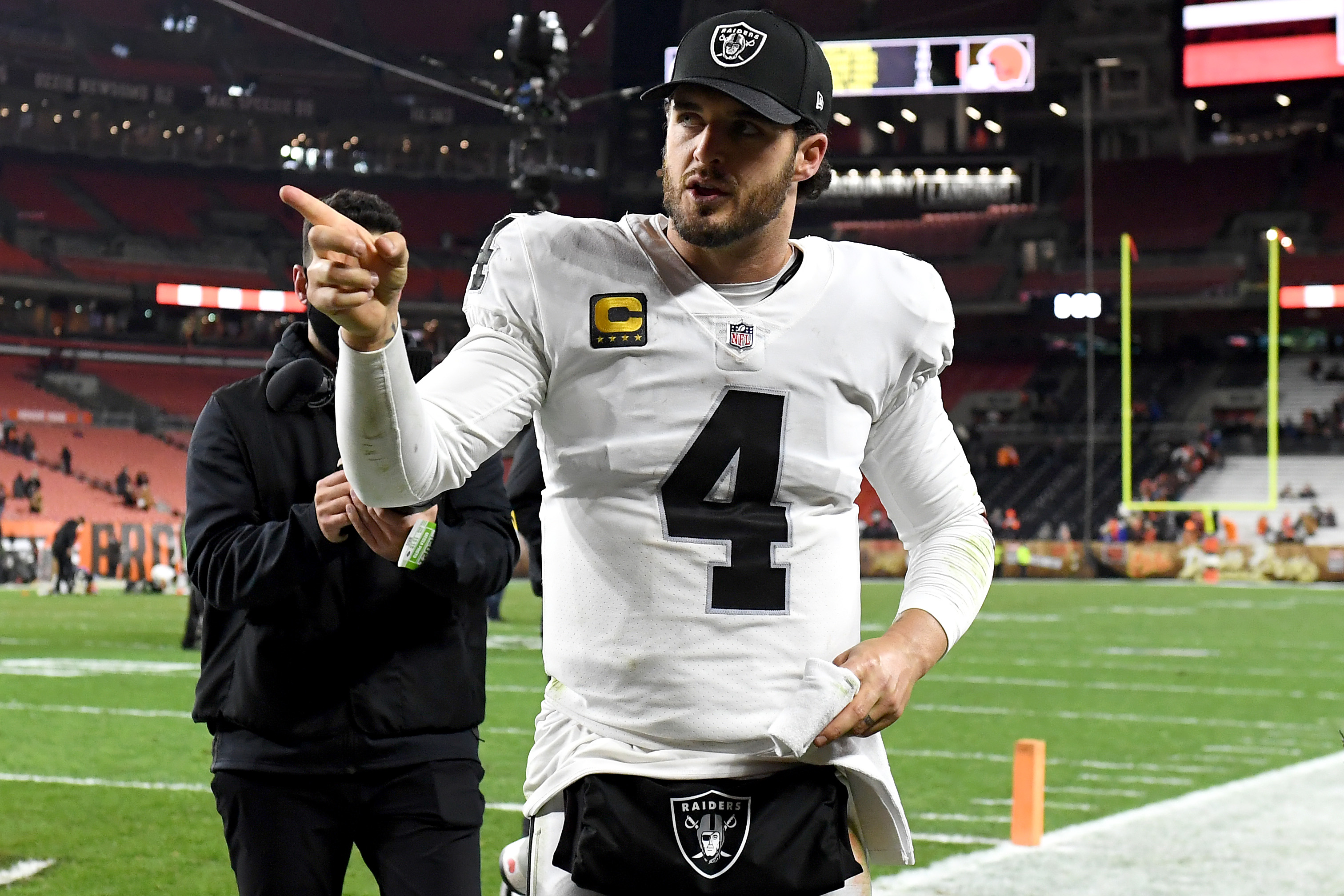 Raiders sign QB Derek Carr to multi-year extension