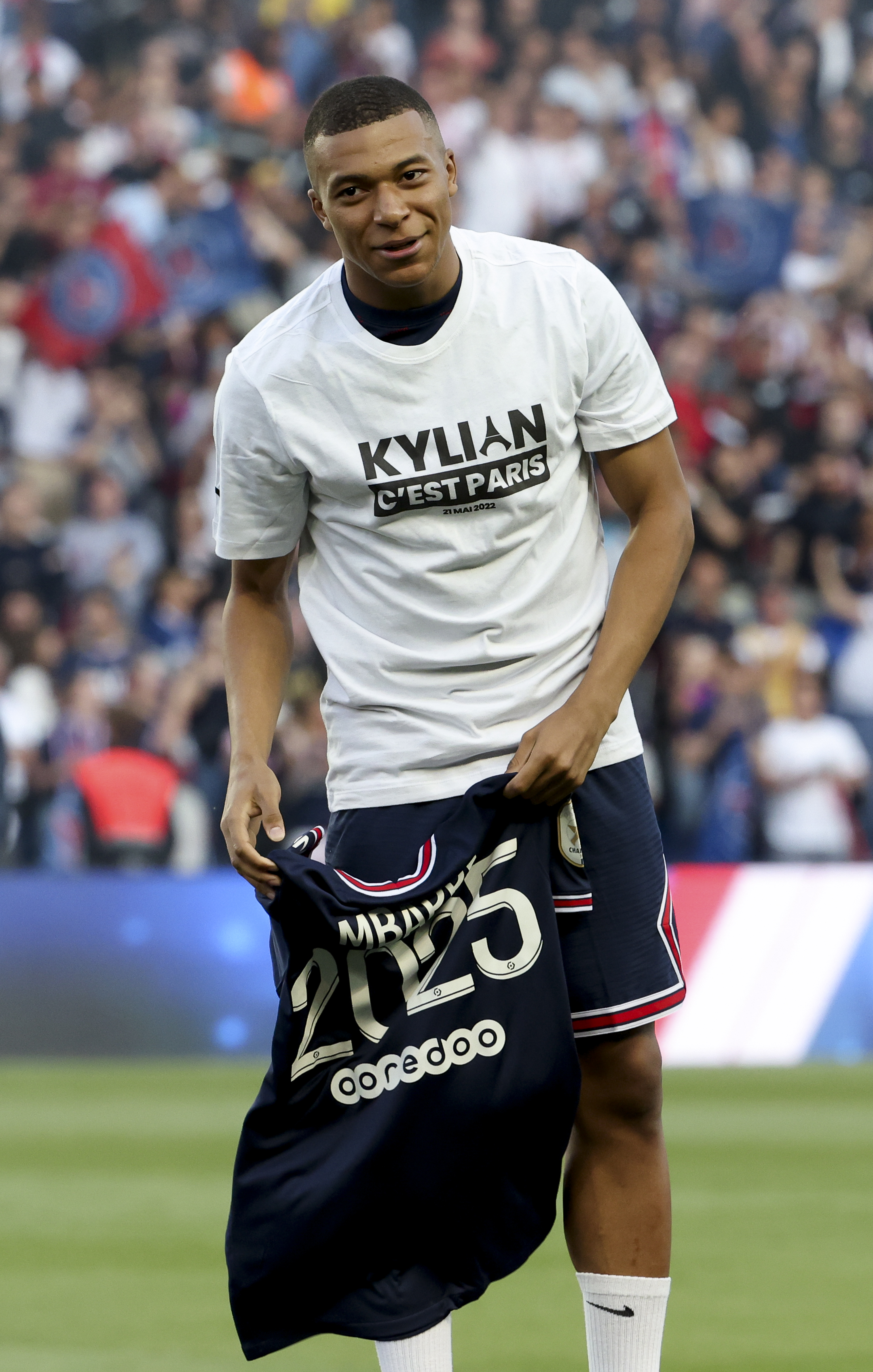 Paris Match Magazine via RMC] Kylian Mbappe: “Human ties are much more  exciting (than money). Life experiences matter more than money, even if it  is important. Above all, I thirst for discoveries